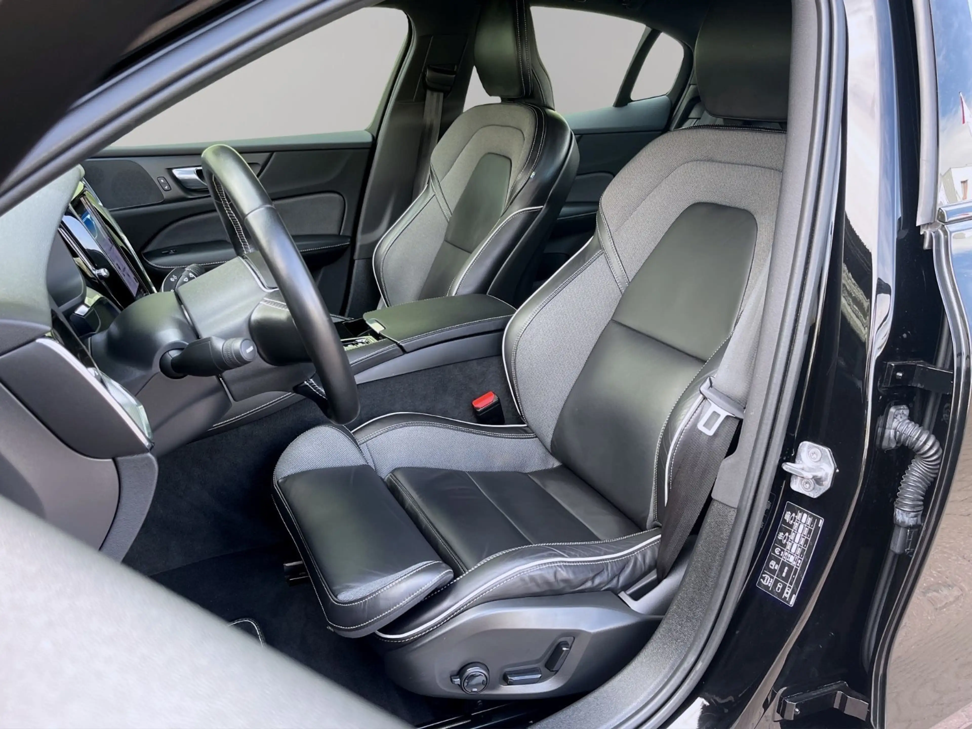 Volvo S60 R T8 RECHARGE PLUG-IN AWD 4x4 PILOT GARANTIE — photo 10