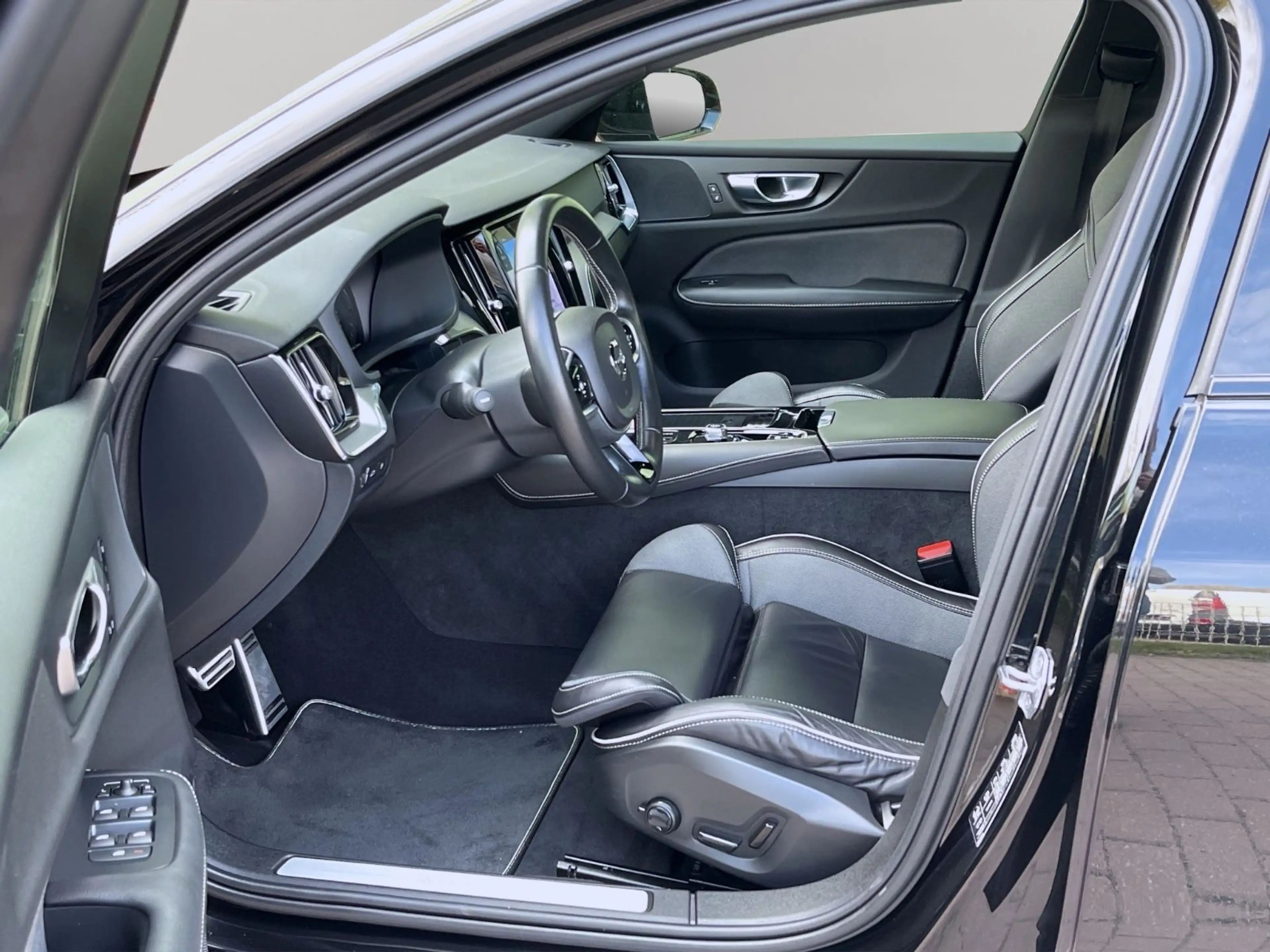 Volvo S60 R T8 RECHARGE PLUG-IN AWD 4x4 PILOT GARANTIE — photo 9