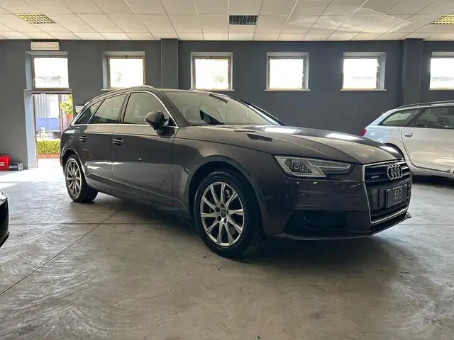 Audi A4 view 4