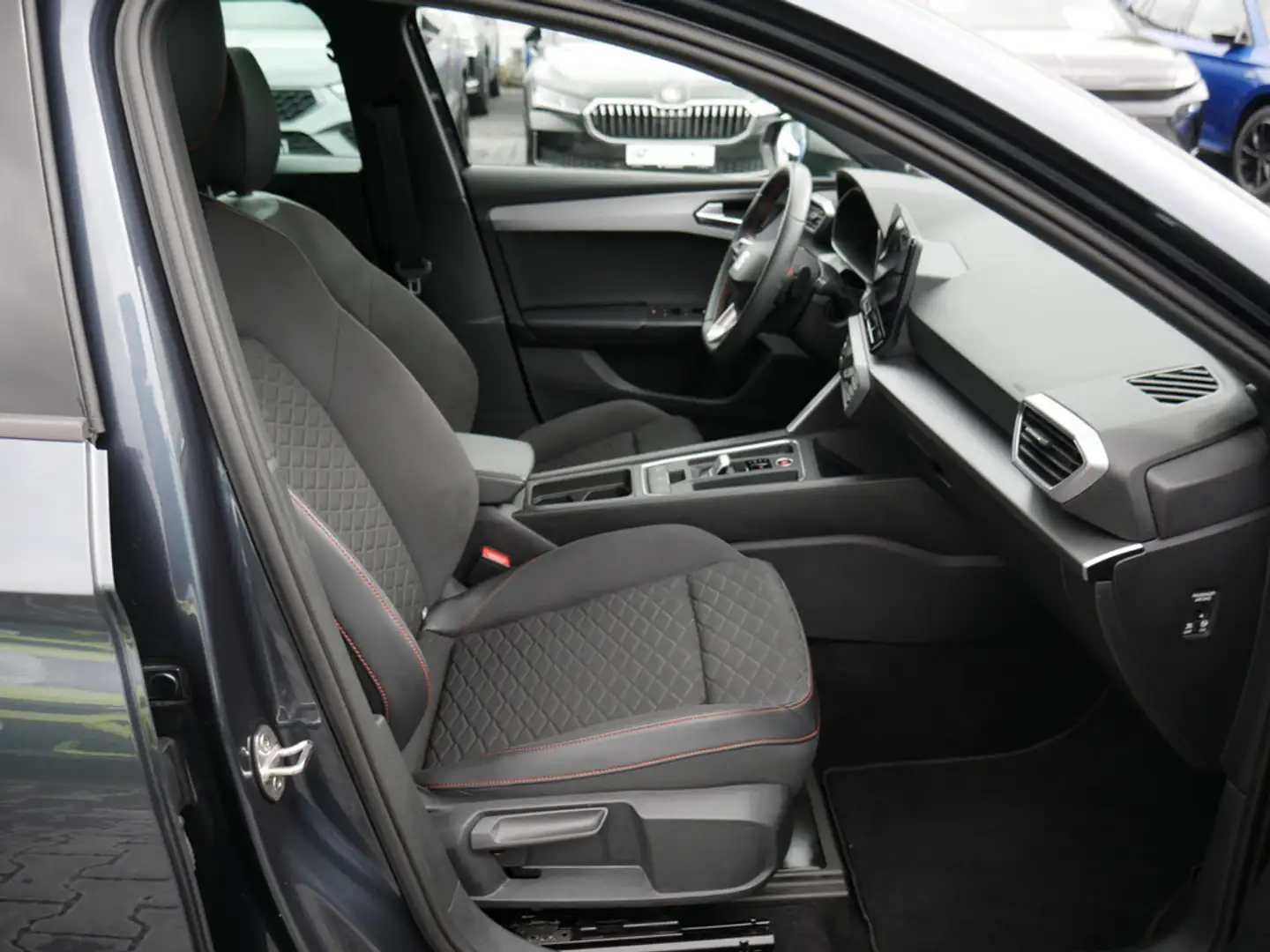 SEAT Leon Sportstourer 1.5 eTSI FR LED BEATS 18" Grau - 2