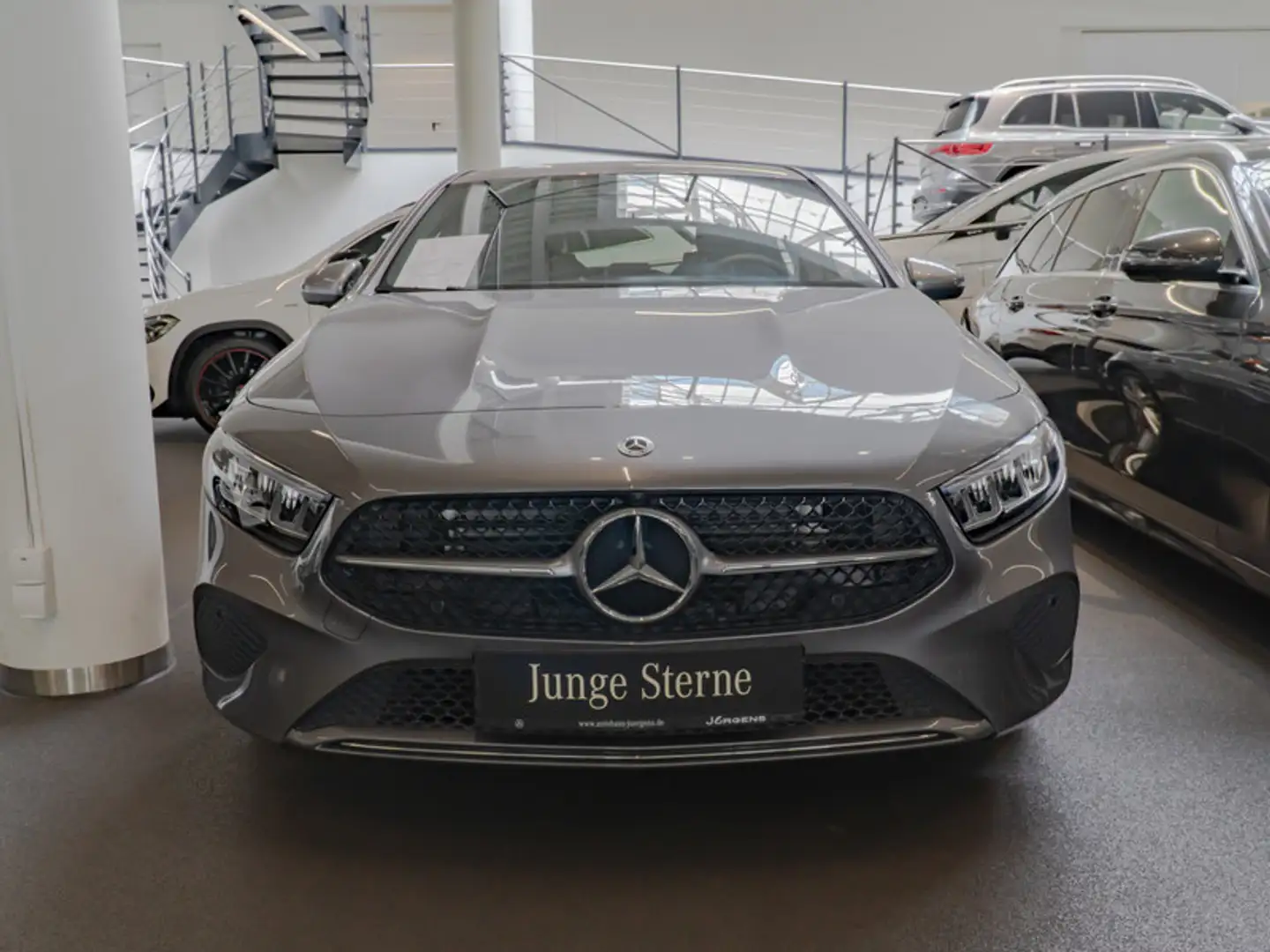 Mercedes-Benz A 200 Progressive/LED/Kamera/Winter/Distr/17' Grau - 2