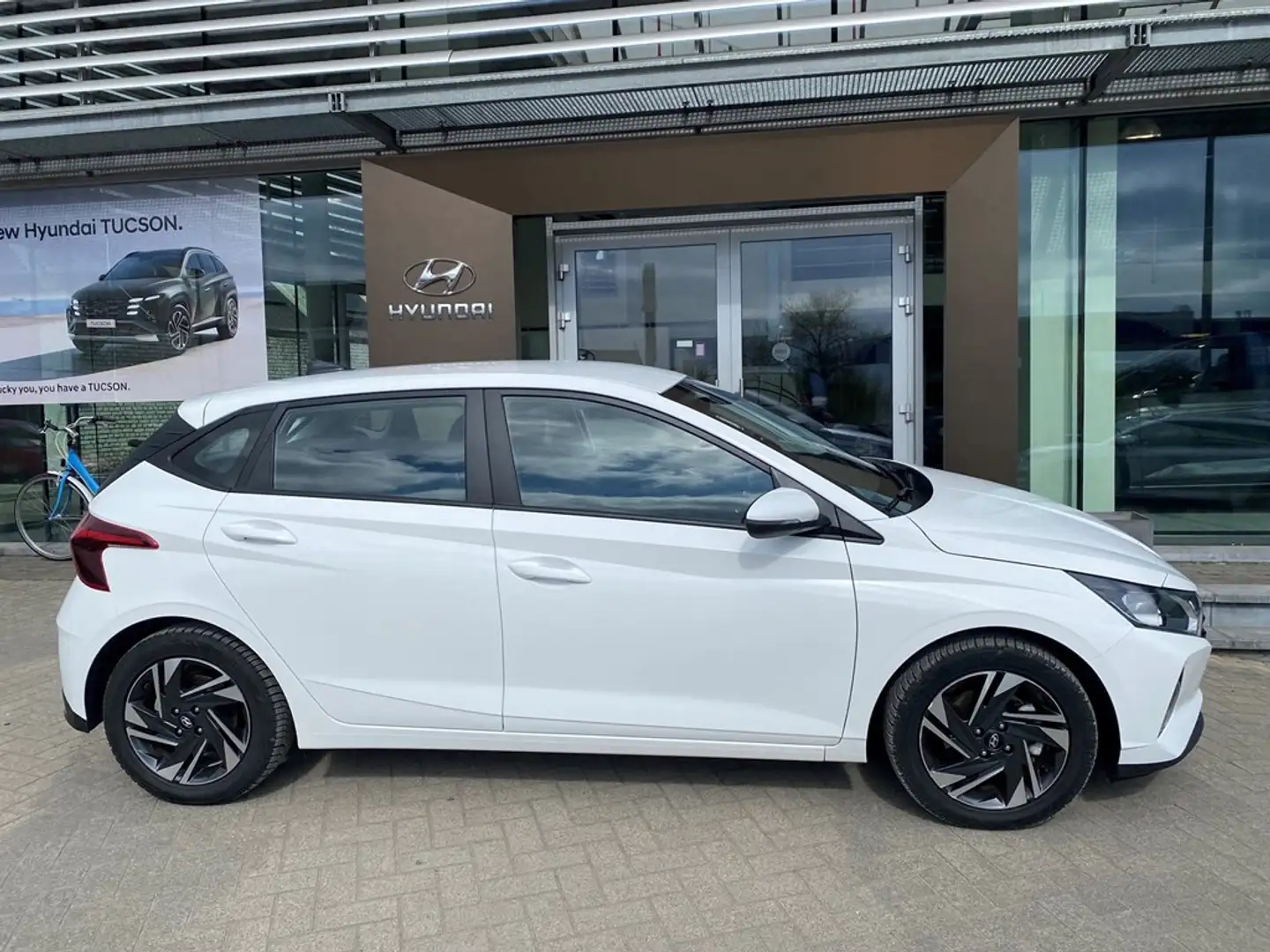Hyundai i20 1.0 benzine 100pk FAMILY Bílá - 2