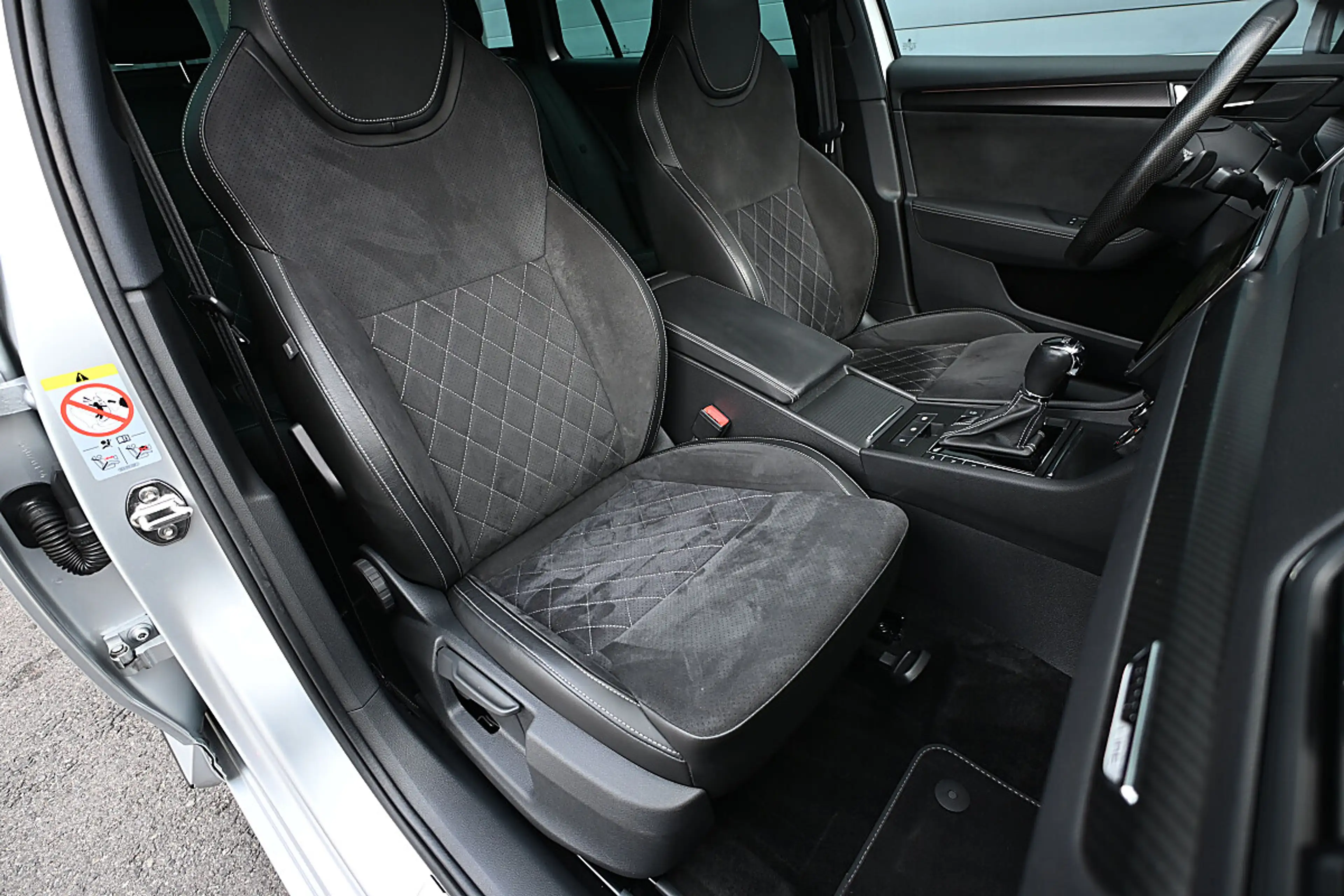 Skoda Superb Kombi 2,0 TDI Sportline DSG ACC, MatrixLED, Pan... — photo 11