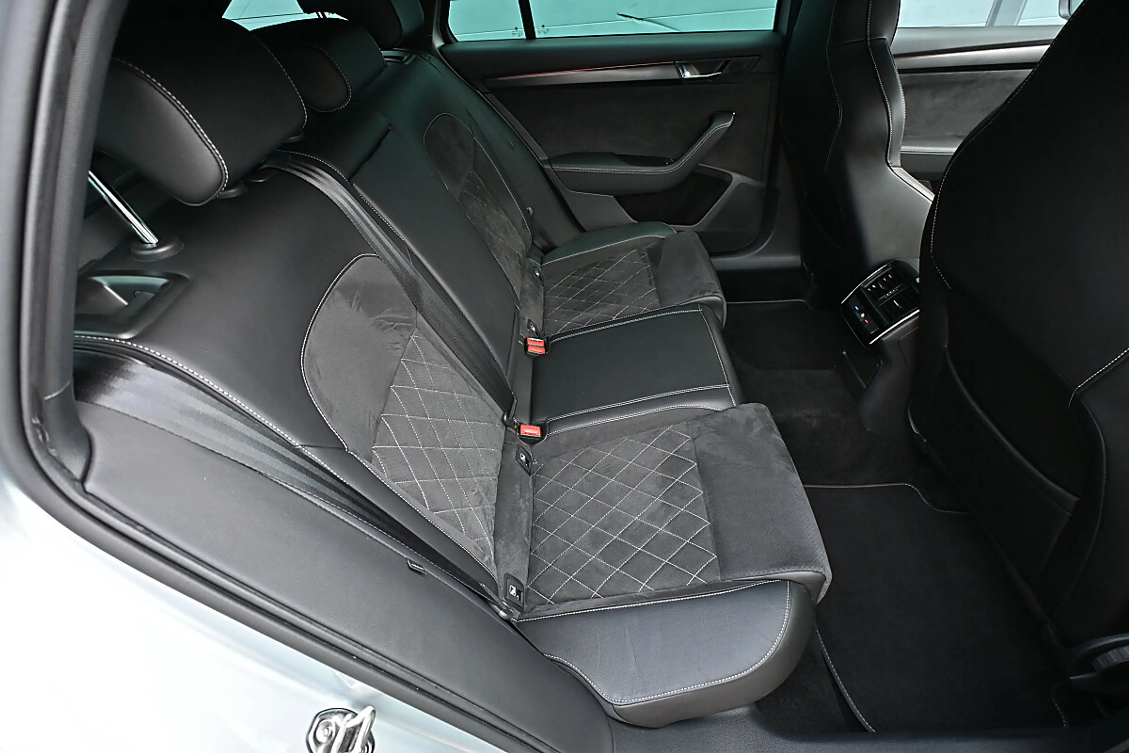 Skoda Superb Kombi 2,0 TDI Sportline DSG ACC, MatrixLED, Pan... — photo 12