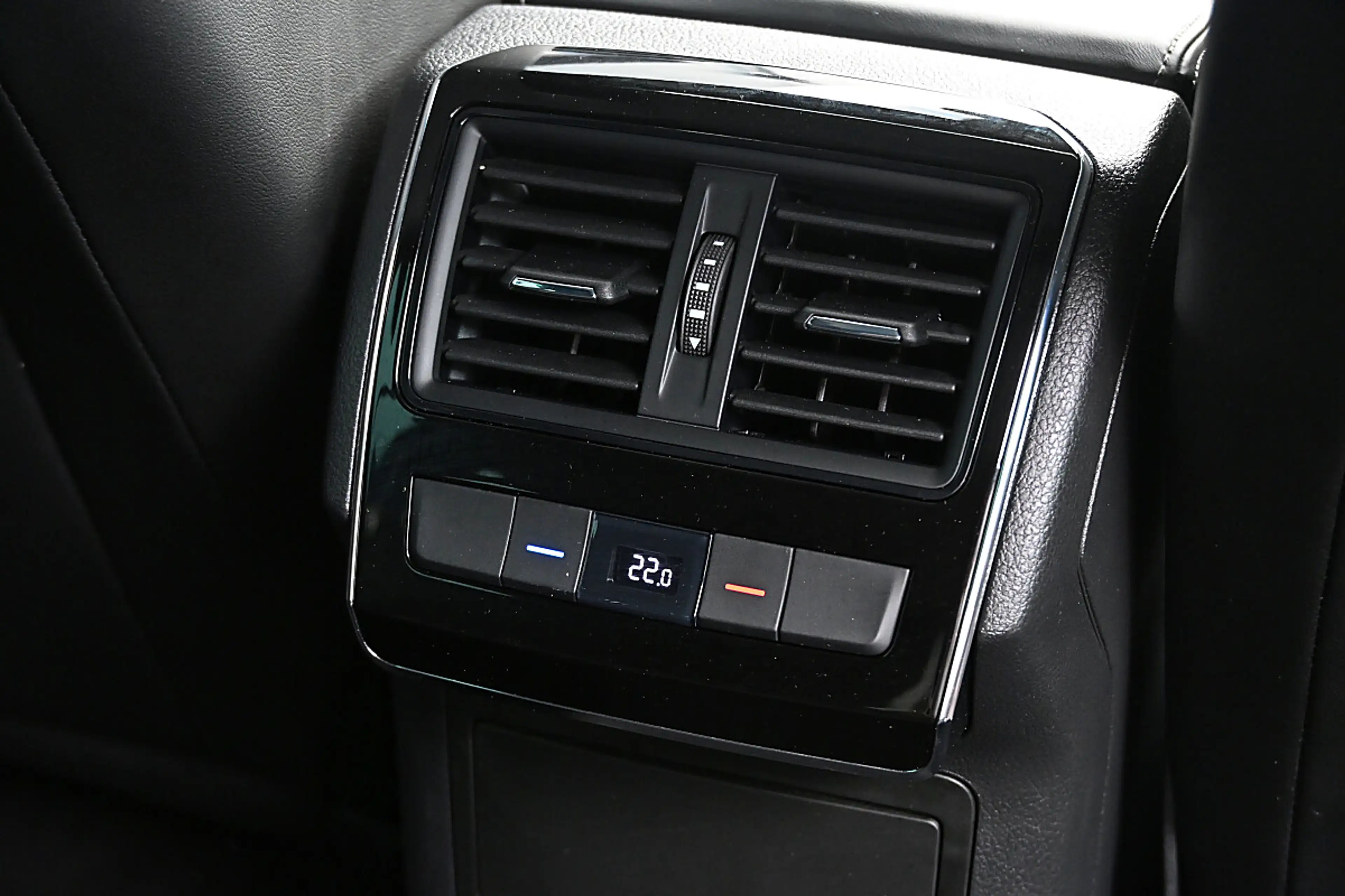 Skoda Superb Kombi 2,0 TDI Sportline DSG ACC, MatrixLED, Pan... — photo 7
