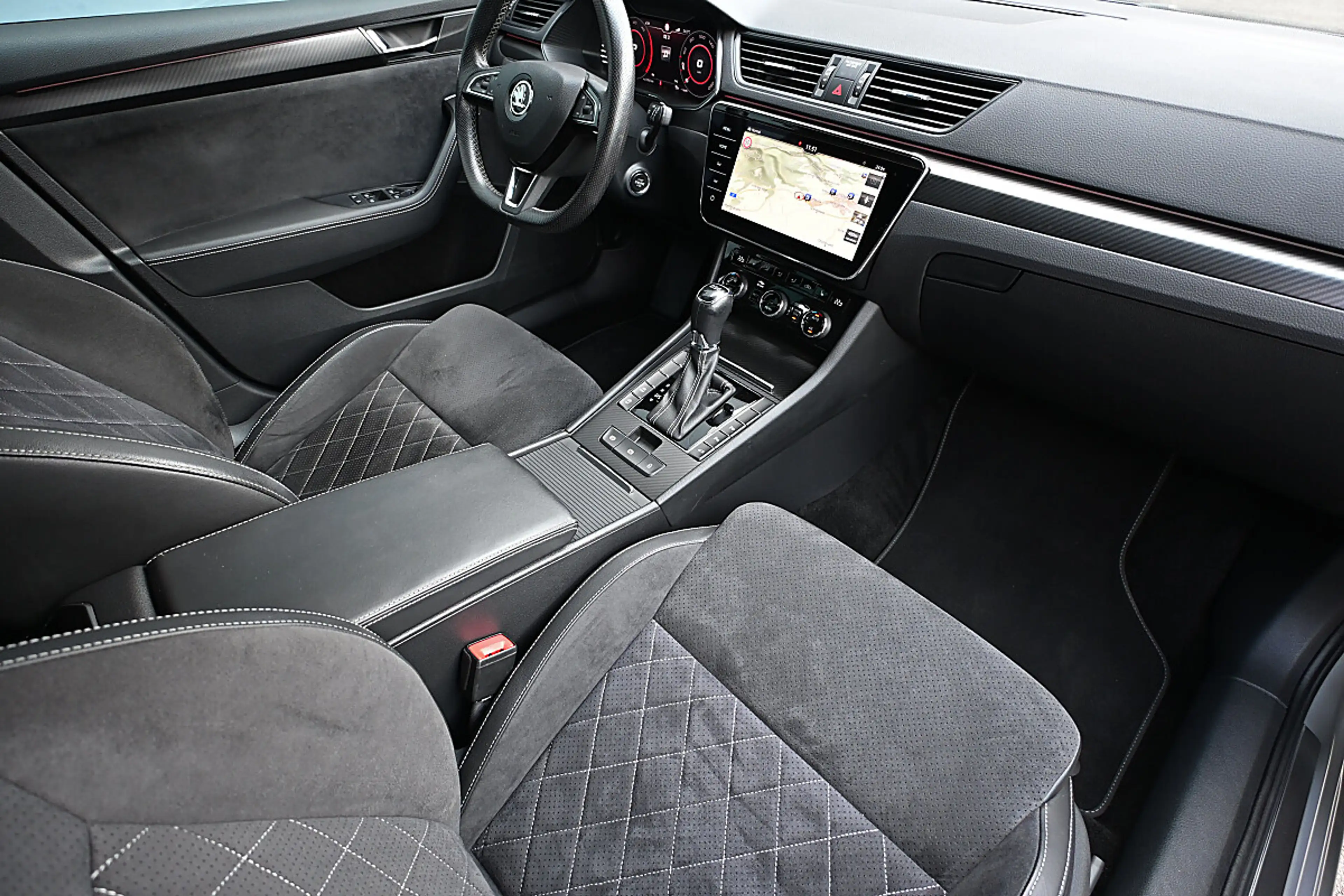 Skoda Superb Kombi 2,0 TDI Sportline DSG ACC, MatrixLED, Pan... — photo 4