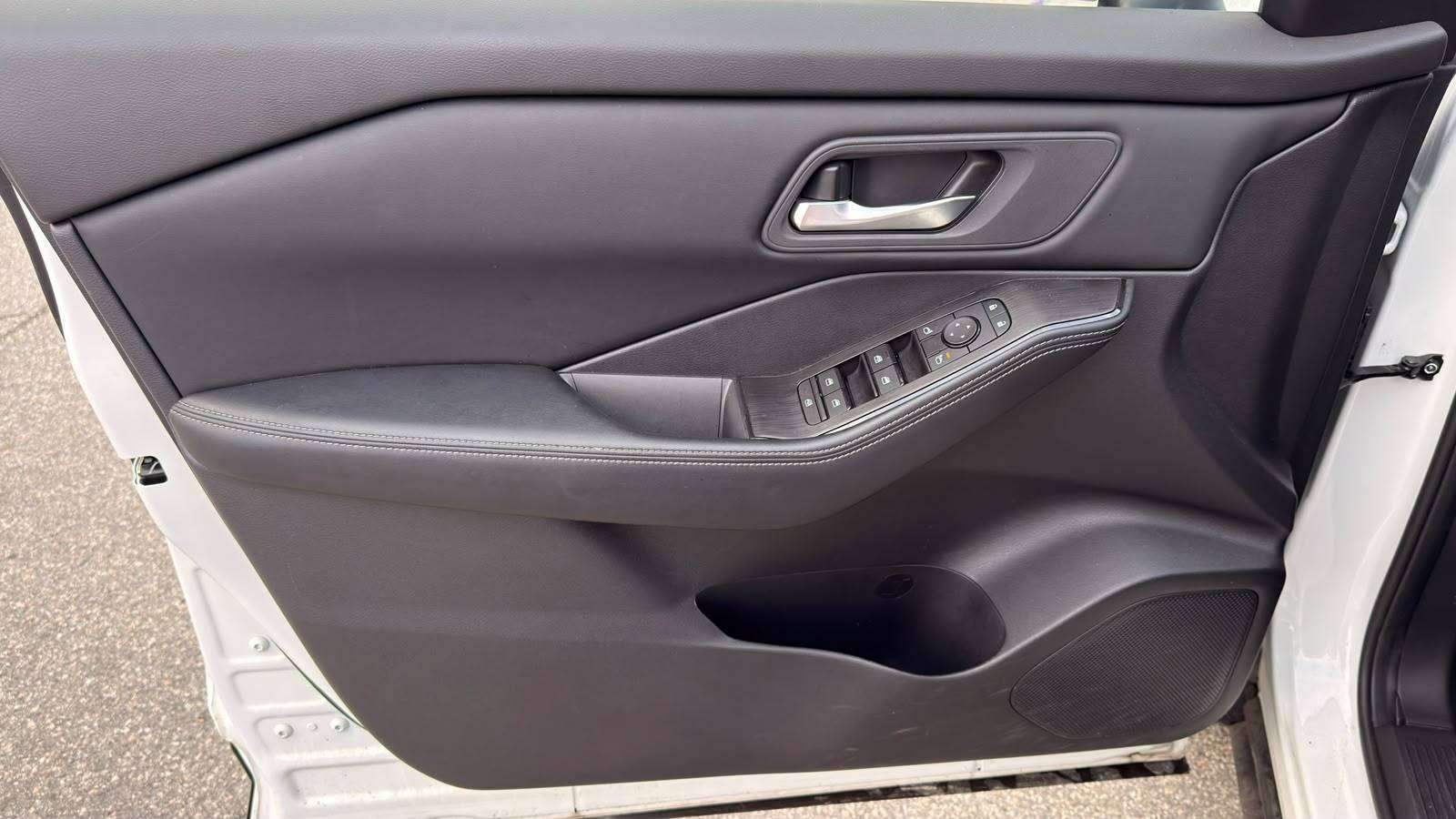 2026 Nissan Rogue — view 9