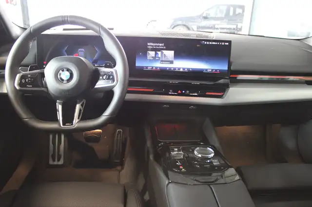 BMW 5 Series view 8