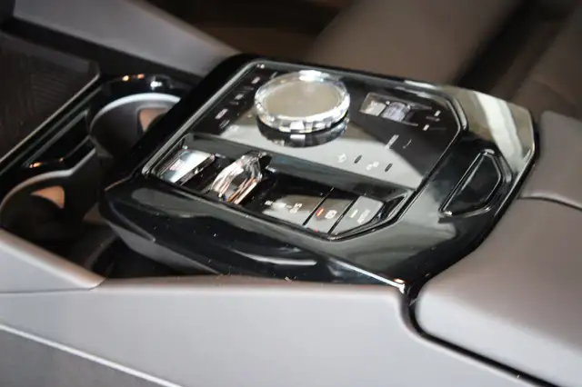 BMW 5 Series view 9