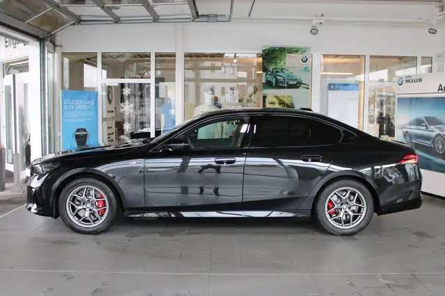 BMW 5 Series view 4