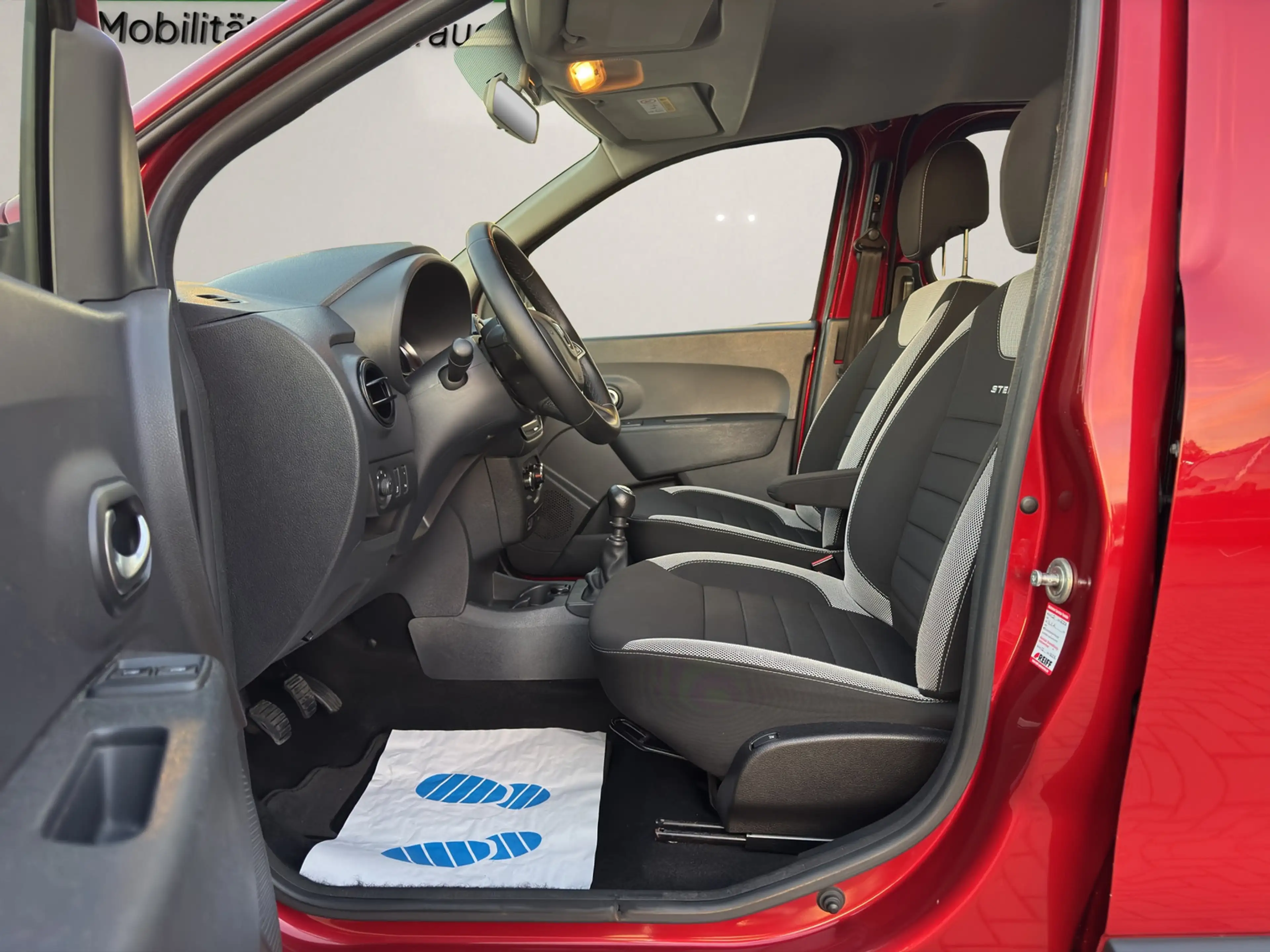 Dacia Dokker Stepway Celebration 1,5 Ltr.-70 kW BLUE dCi Diesel — photo 12
