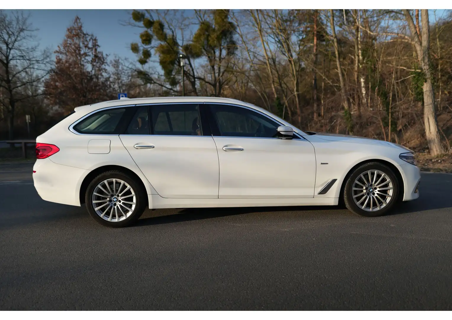 BMW 530 530d xDrive Touring Aut.Luxury Line Fehér - 2
