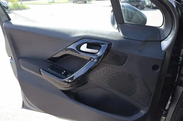 Peugeot 208 view 11