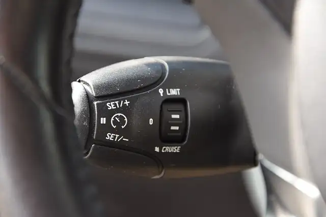 Peugeot 208 view 12