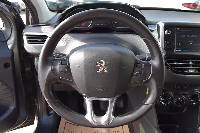 Peugeot 208 view 7