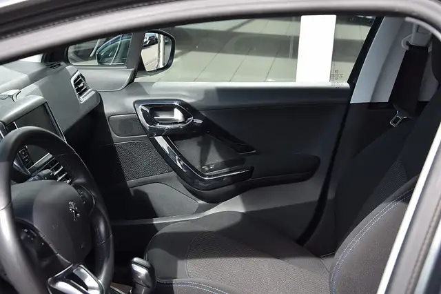 Peugeot 208 view 5