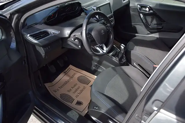 Peugeot 208 view 4