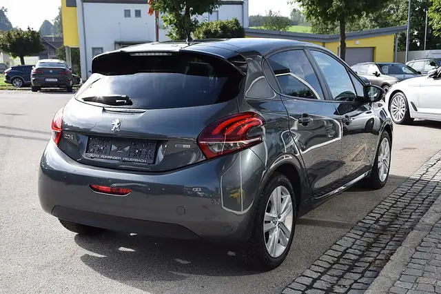 Peugeot 208 view 3