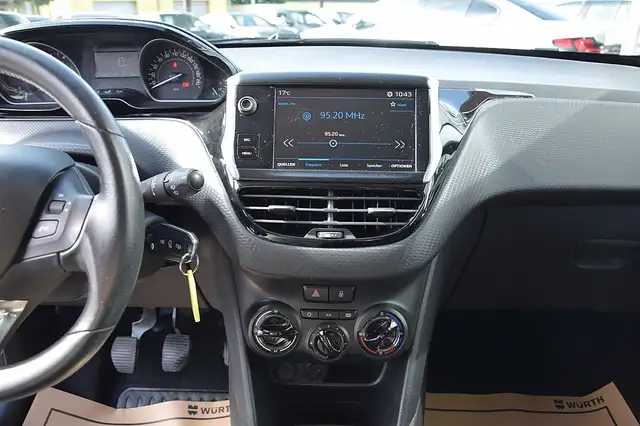 Peugeot 208 view 9