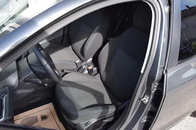 Peugeot 208 view 6
