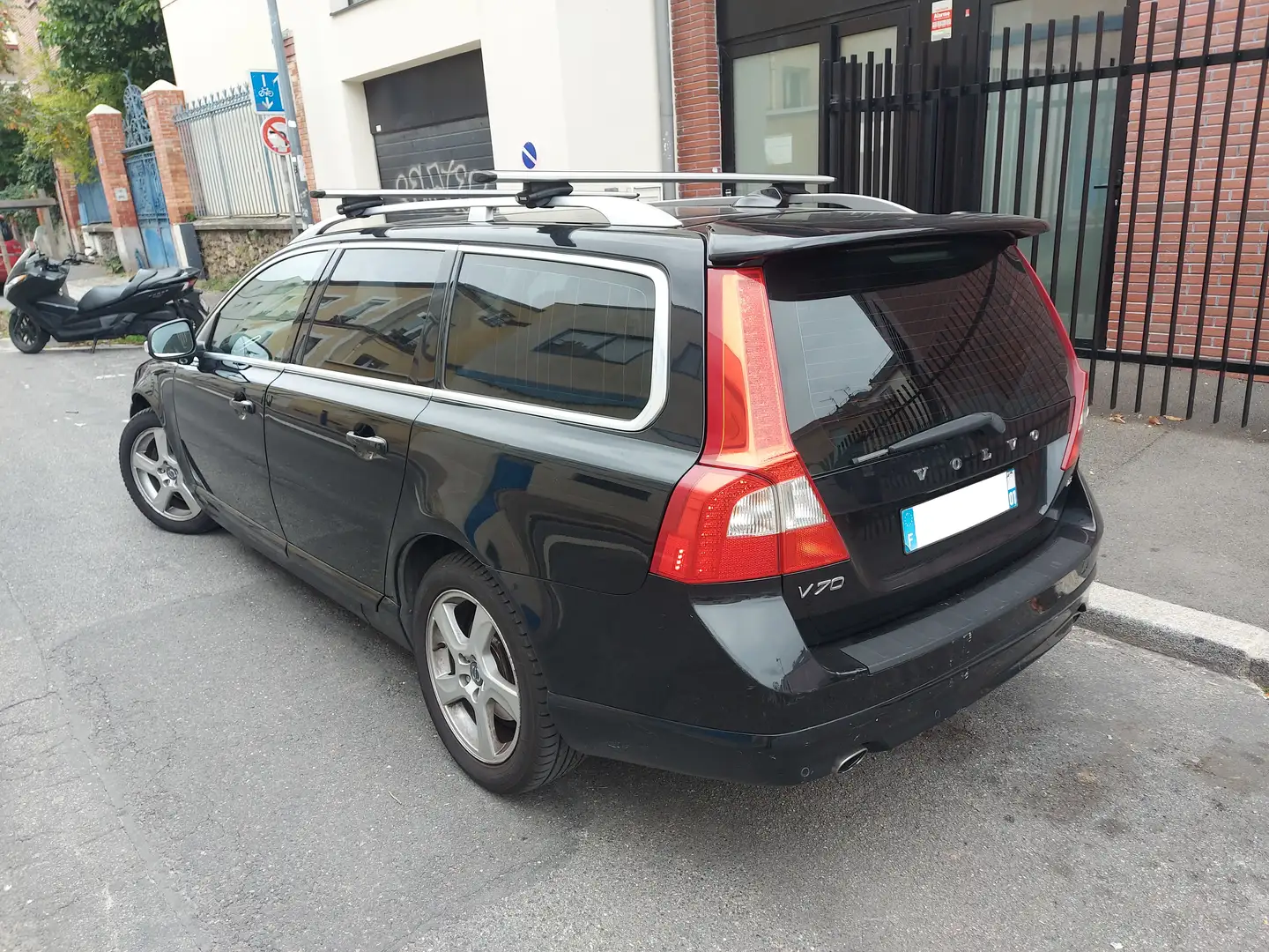 Volvo V70 D5 Summum Geartronic 205cv Toit Ouvrant GPS Réguateur Noir - 2
