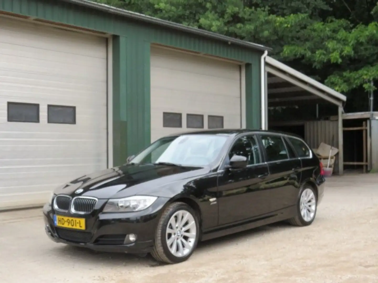 BMW 325 325xi Luxury Line X-DRIVE Zwart - 2