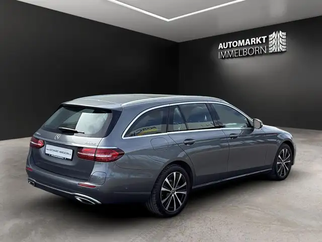 Mercedes-Benz E-Class view 6