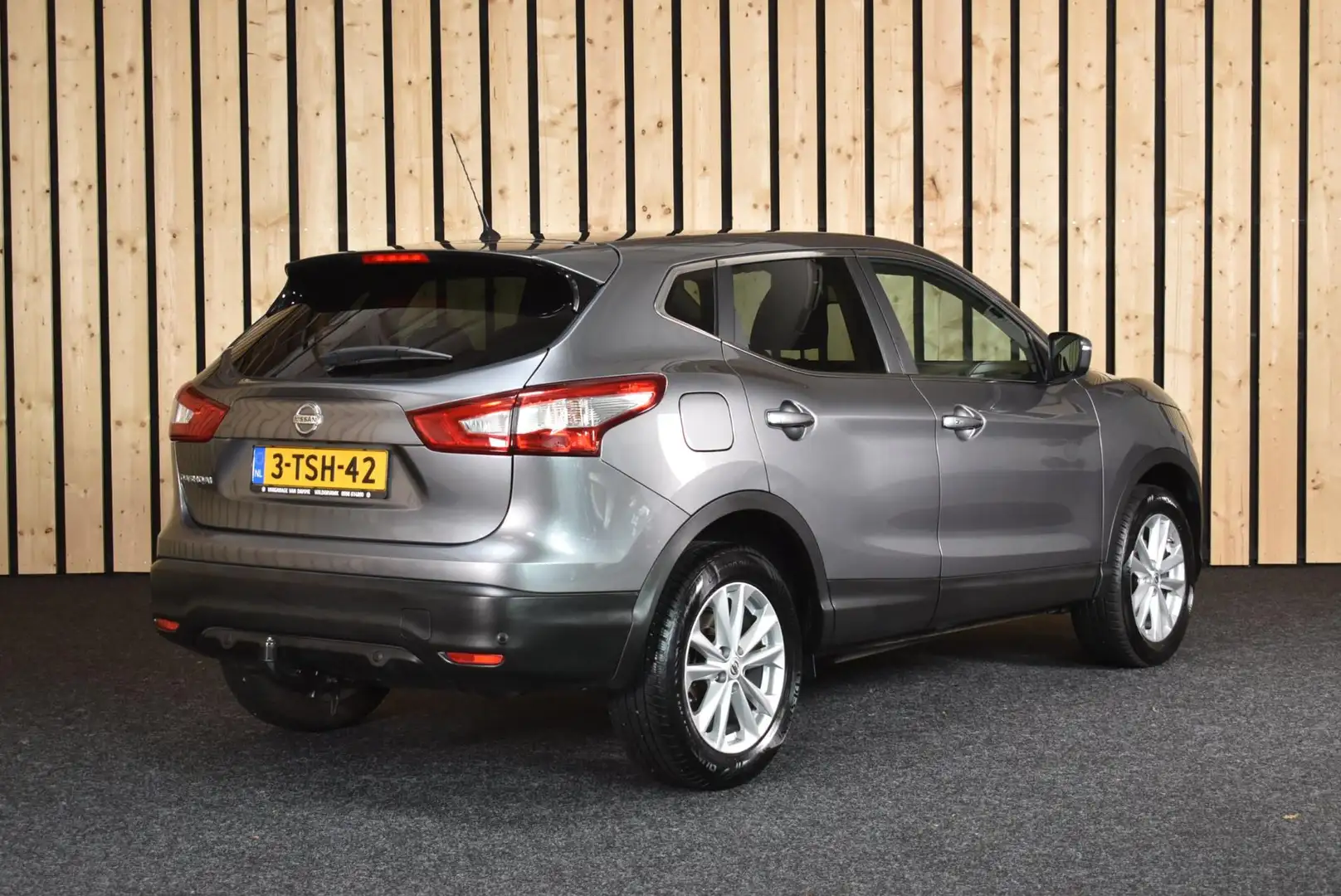 Nissan Qashqai 1.2 Connect Edition 106dkm Trekhaak Panoramadak Ca Grijs - 2