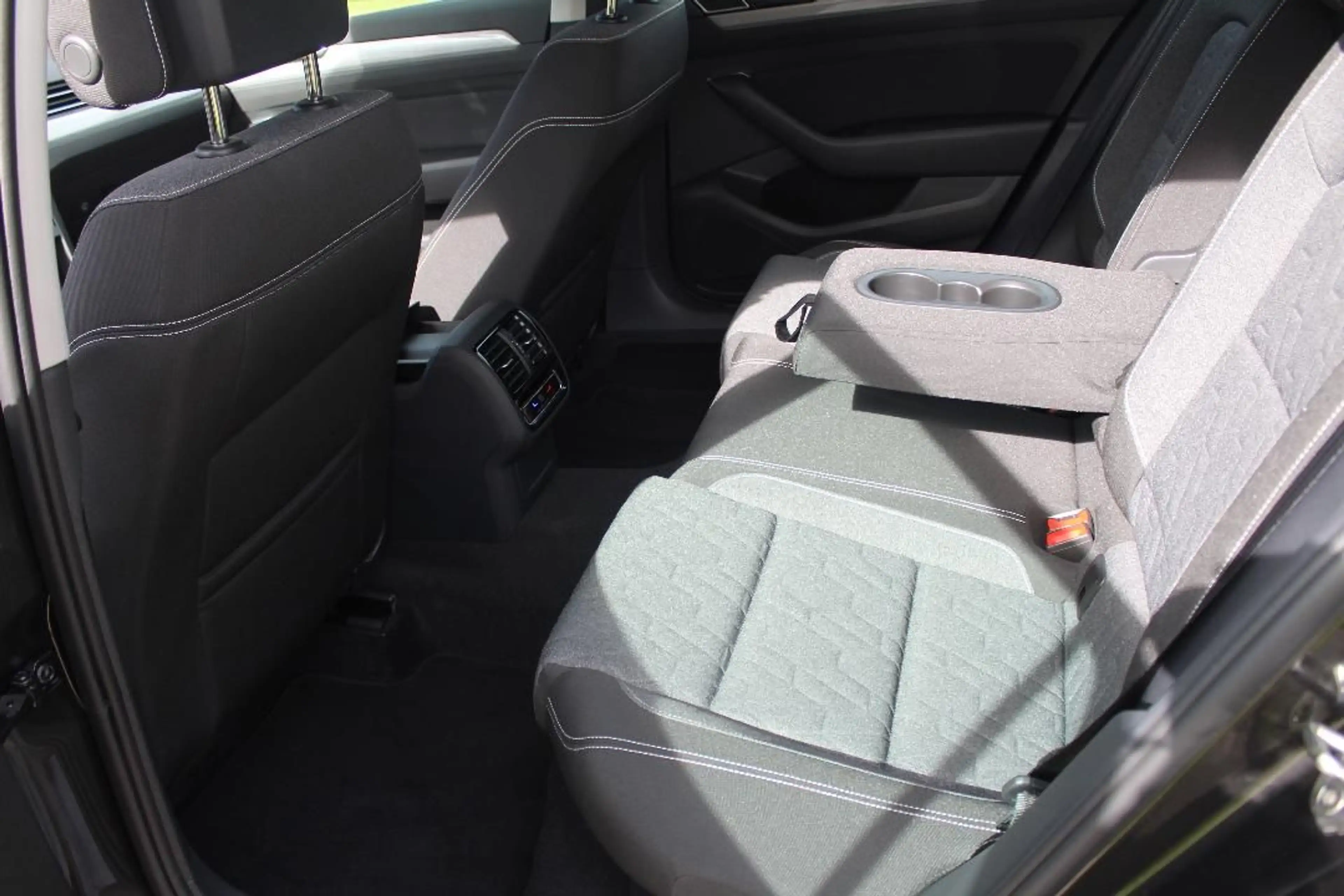 Volkswagen Passat Variant TDI 4x4 DSG LED Rfk Travel WiRä — photo 6