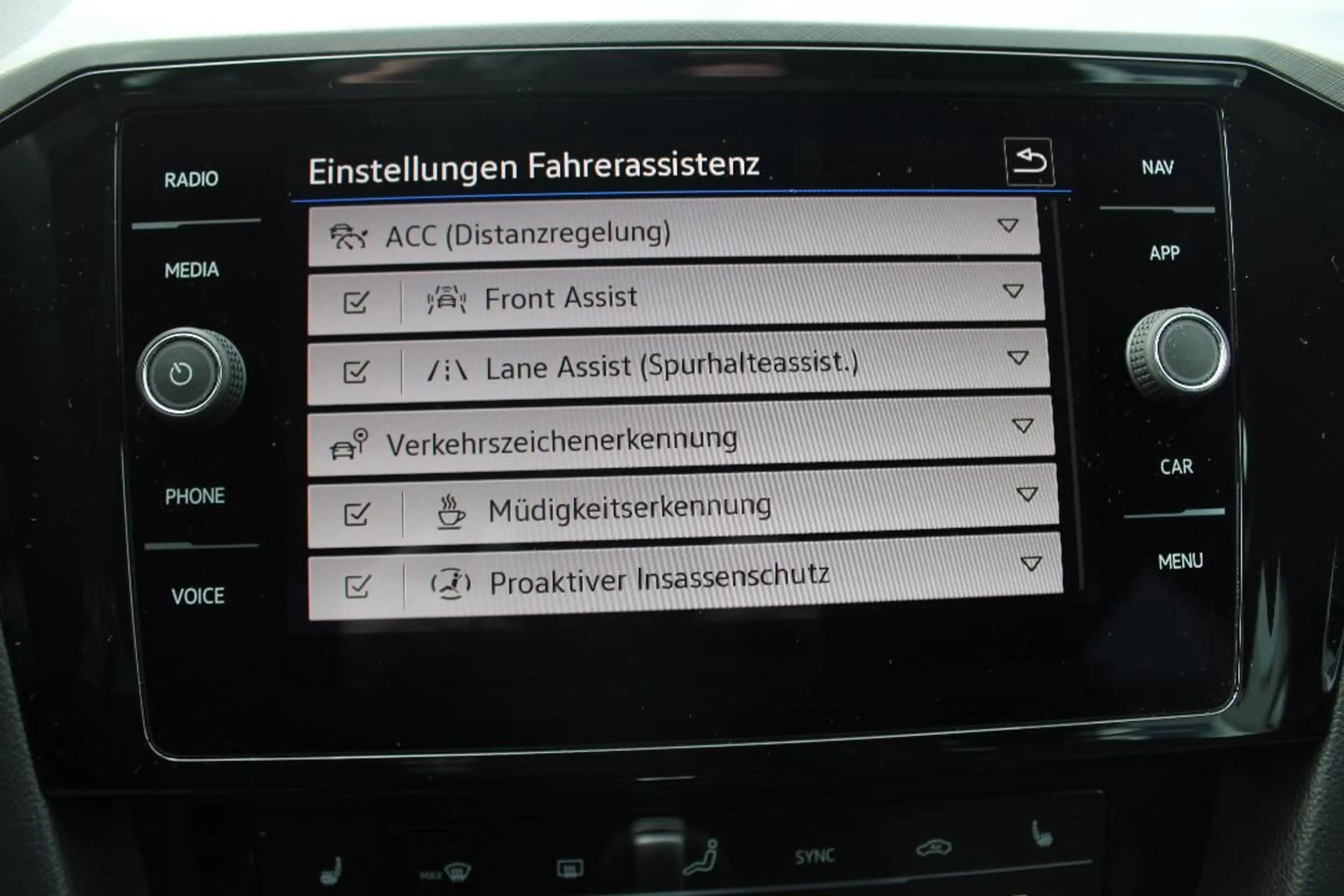 Volkswagen Passat Variant TDI 4x4 DSG LED Rfk Travel WiRä — photo 10