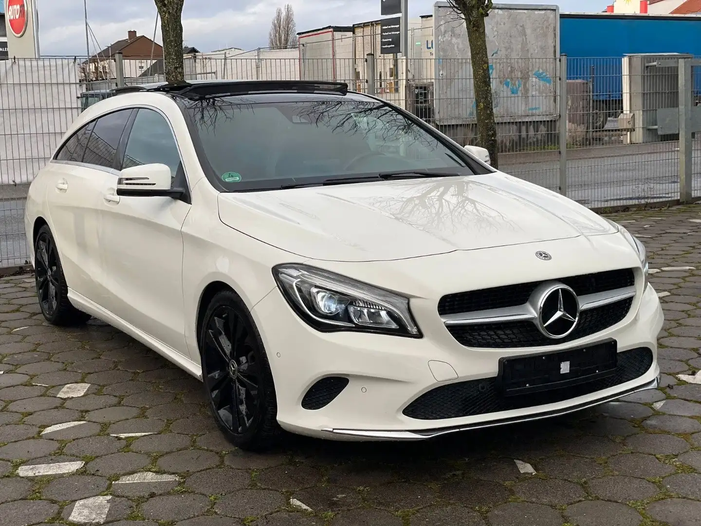 Mercedes-Benz Sonstige CLA SB Automatik Pano Leder Xenon Weiß - 2