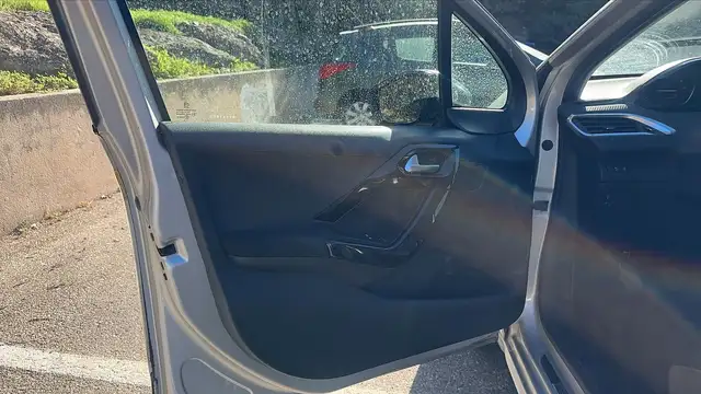 Peugeot 208 view 7