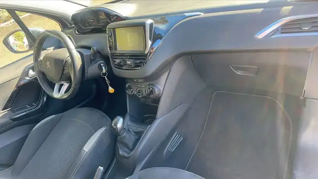 Peugeot 208 view 10