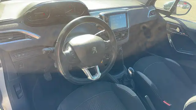 Peugeot 208 view 8