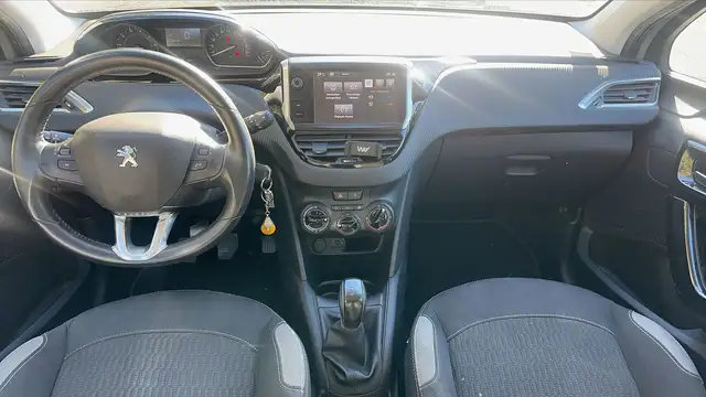 Peugeot 208 view 11