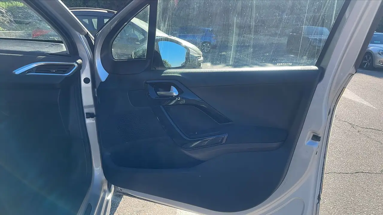 Peugeot 208 208 — photo 23