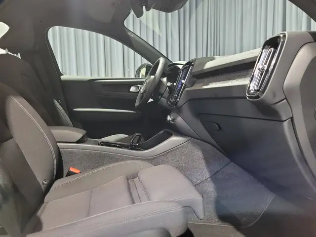 Volvo XC40 view 11