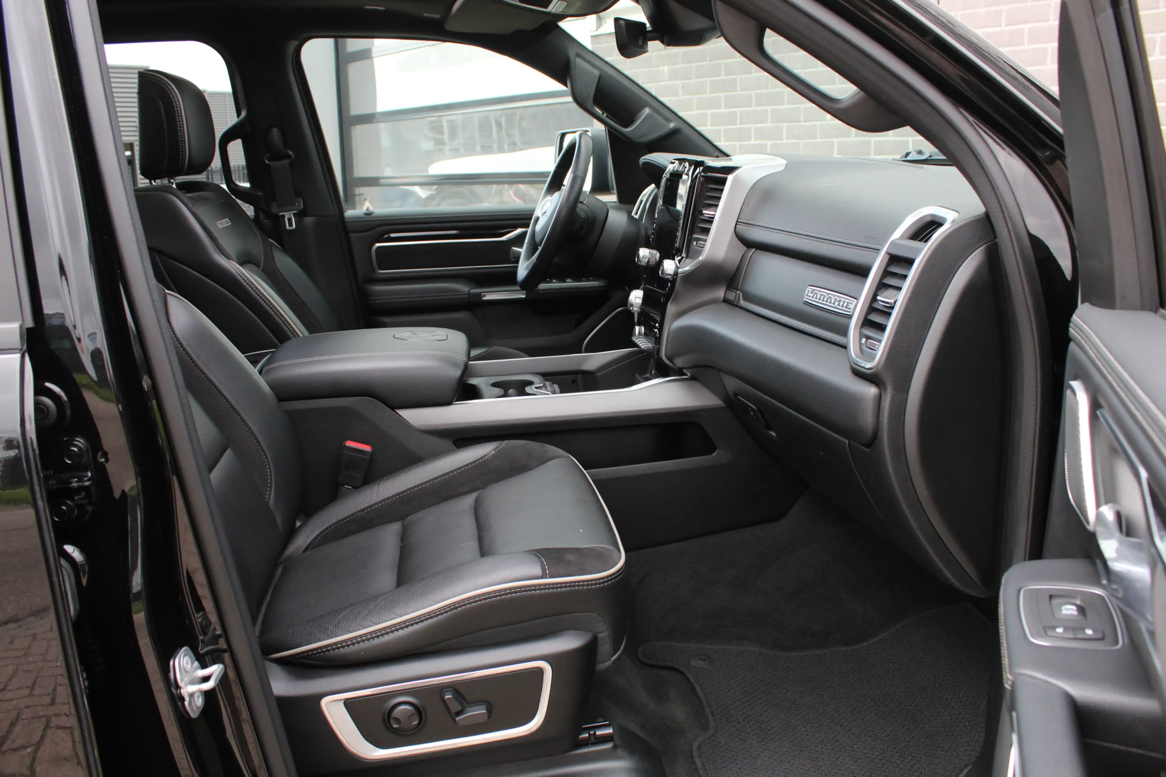 Dodge RAM 1500 5.7 V8 4x4 Crew Cab Laramie / Luchtvering / P — photo 9