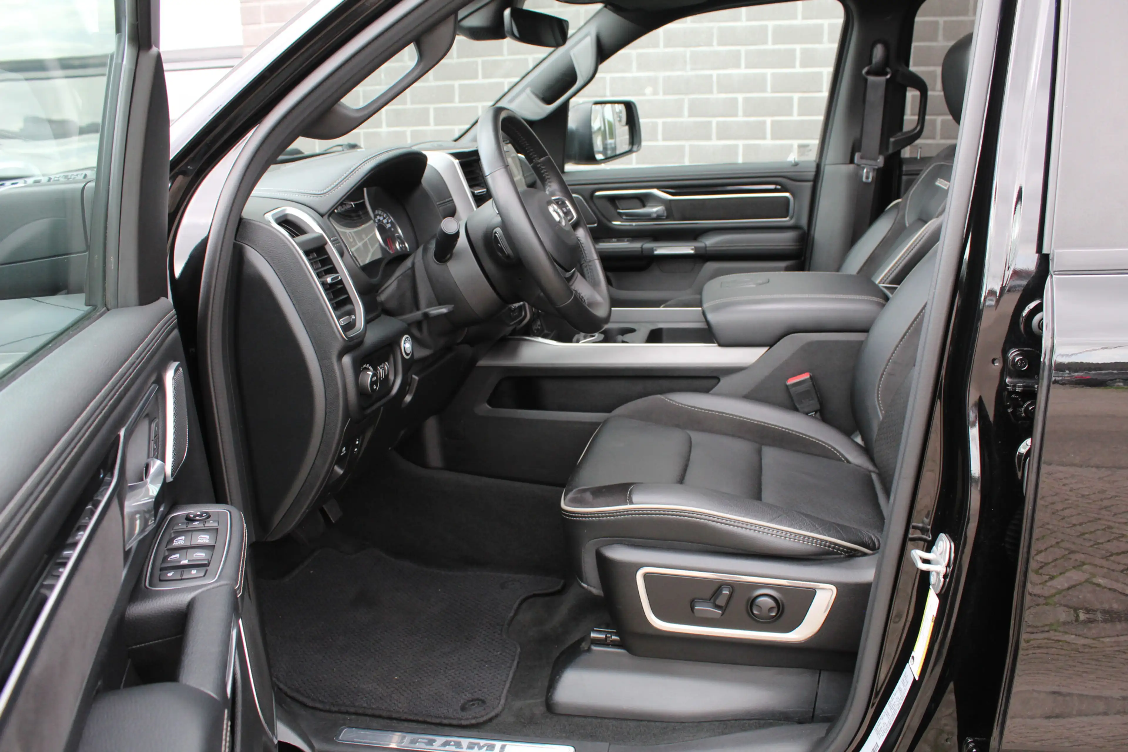 Dodge RAM 1500 5.7 V8 4x4 Crew Cab Laramie / Luchtvering / P — photo 8