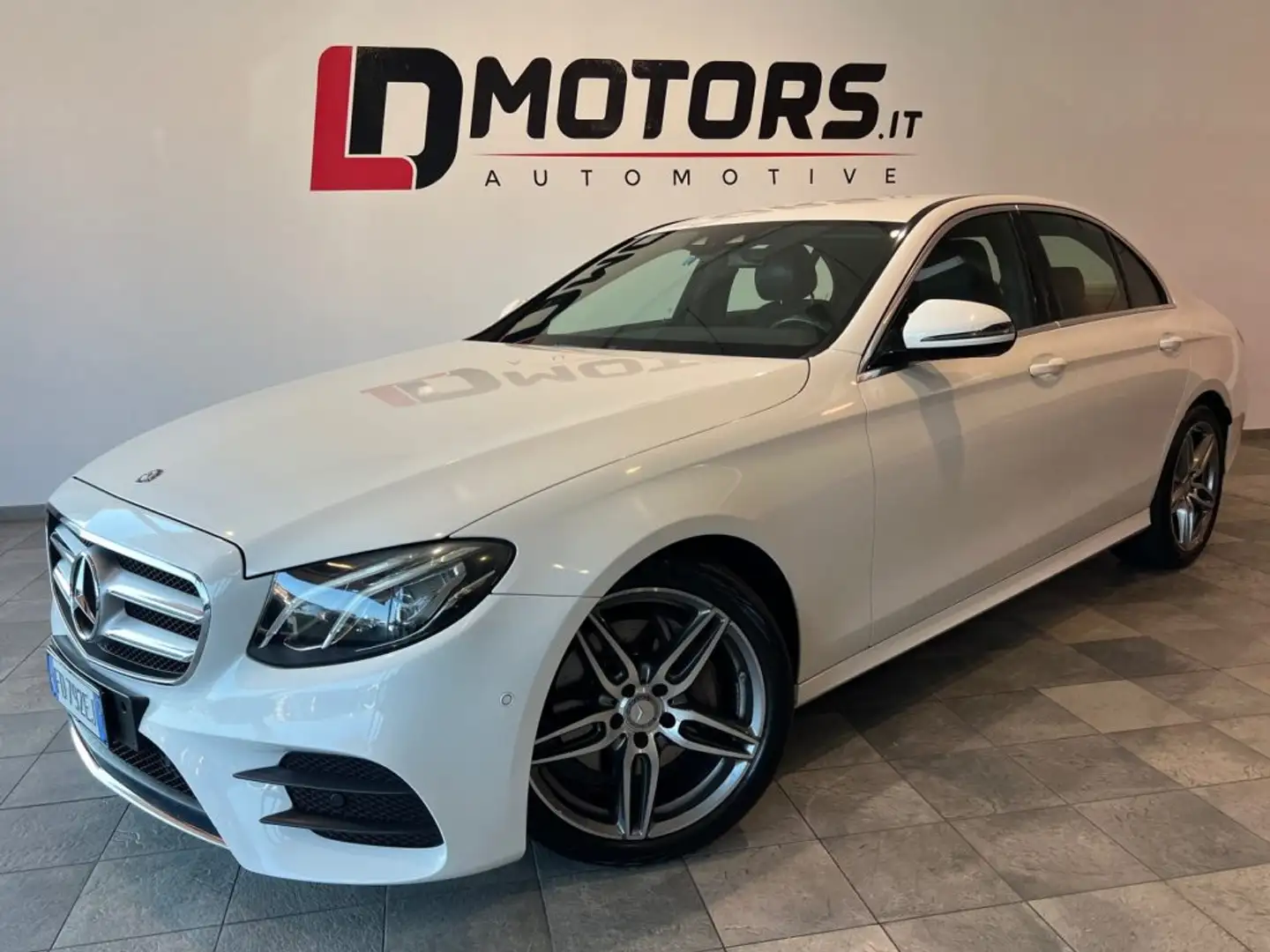 Mercedes-Benz E 220 d Auto Premium AMG Line Weiß - 1