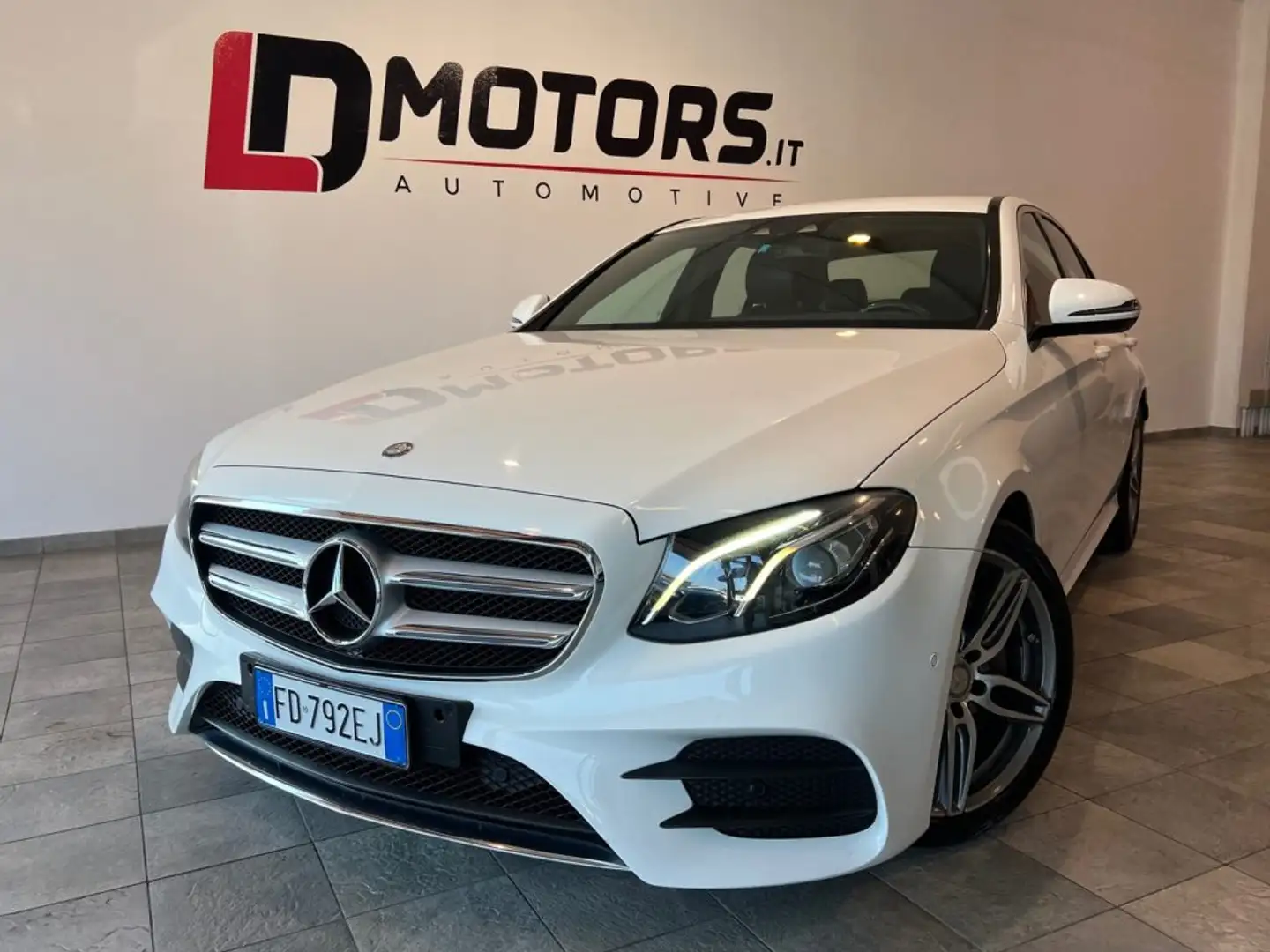 Mercedes-Benz E 220 d Auto Premium AMG Line Weiß - 2