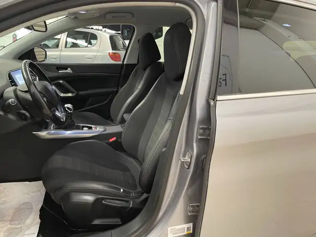Peugeot 308 view 8