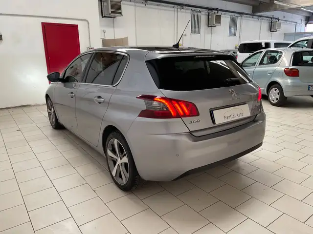 Peugeot 308 view 5