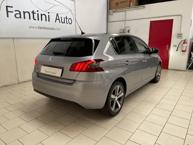 Peugeot 308 view 3