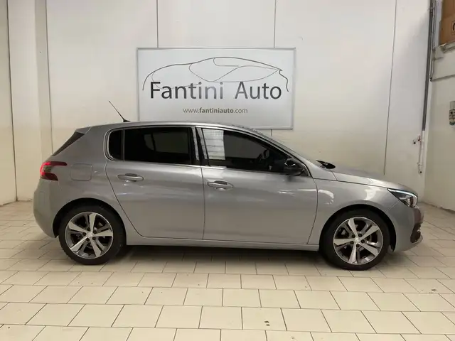 Peugeot 308 view 2