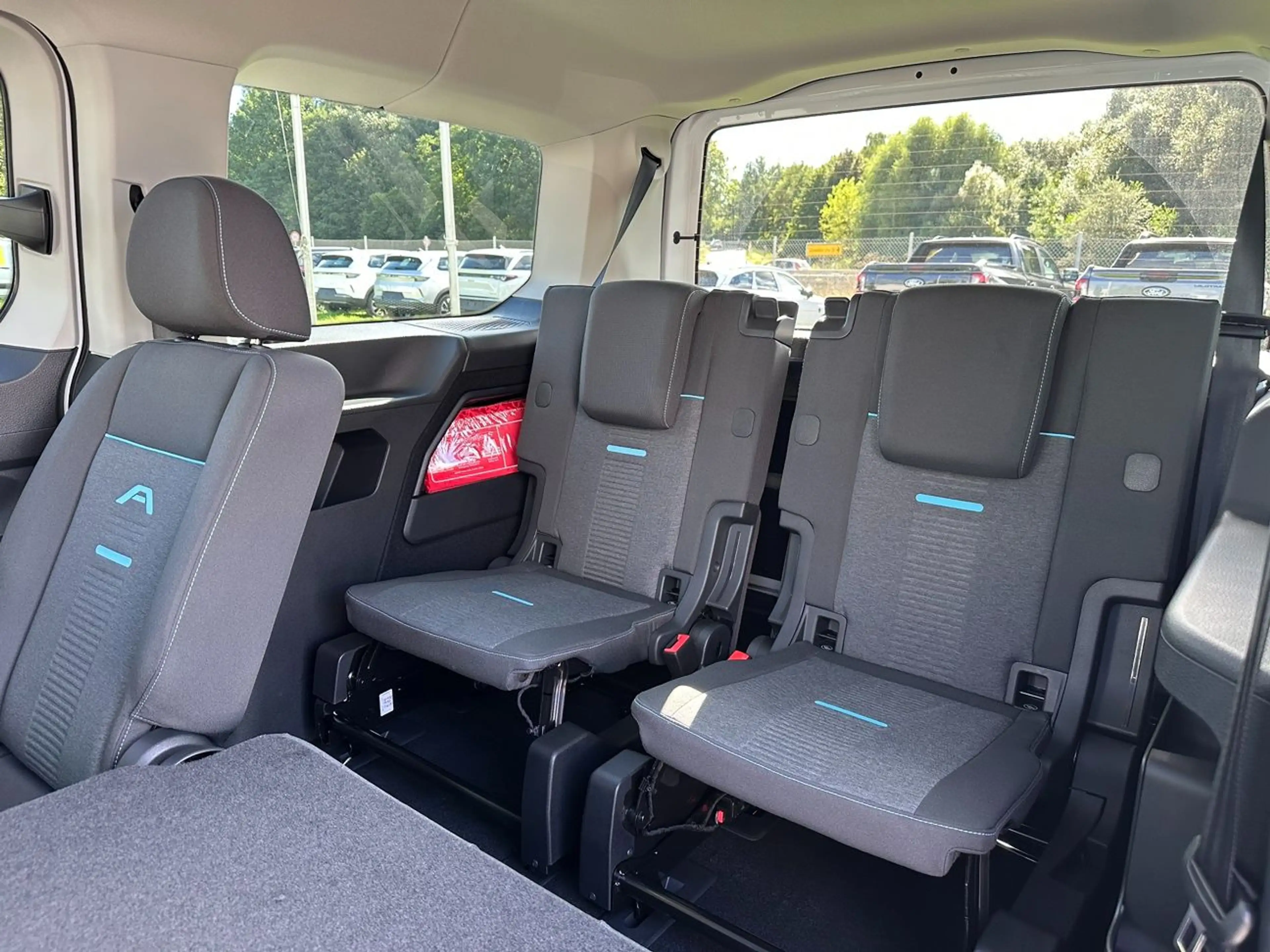 Ford Tourneo Connect 2.0 Active L2 Navi*CAM*LED*AHK* — photo 12
