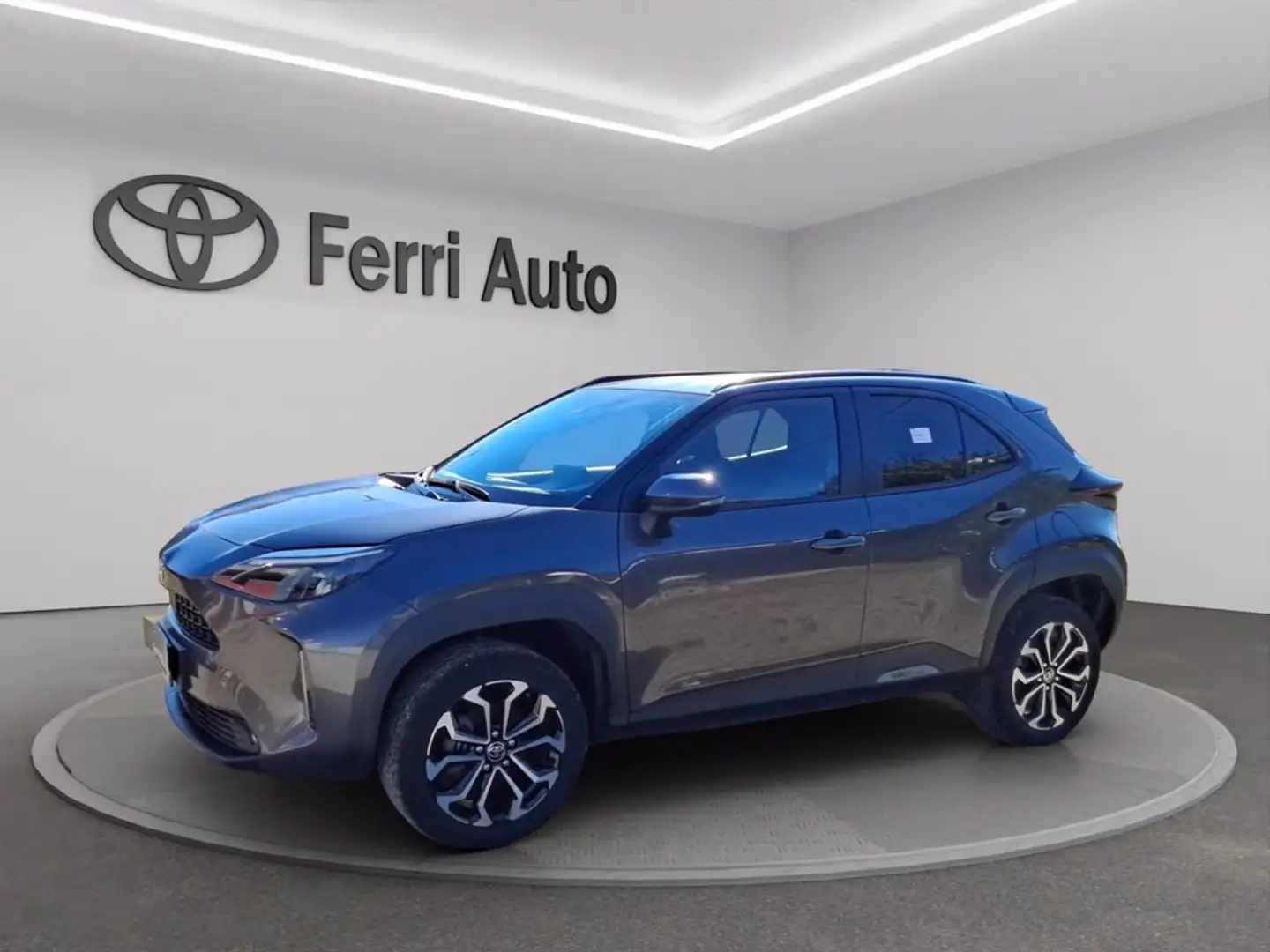 Toyota Yaris Cross 1.5h trend fwd 116cv e-cvt Grijs - 1