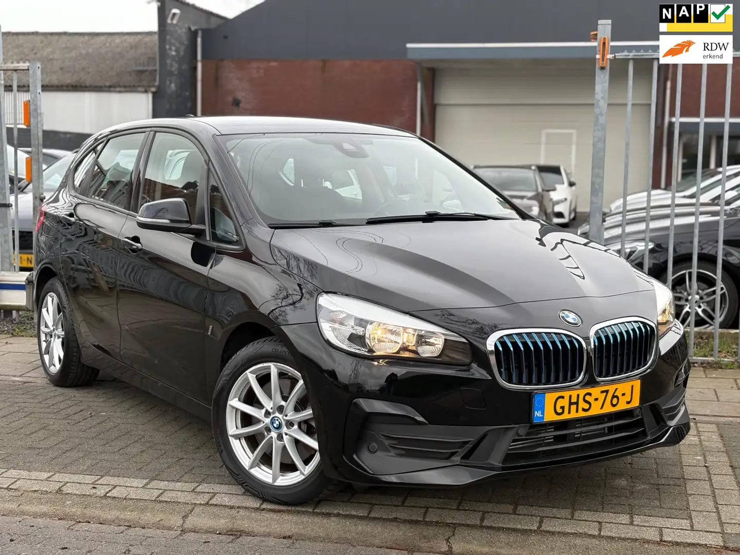 BMW 225 2-serie Active Tourer 225xe iPerformance Executive Zwart - 1