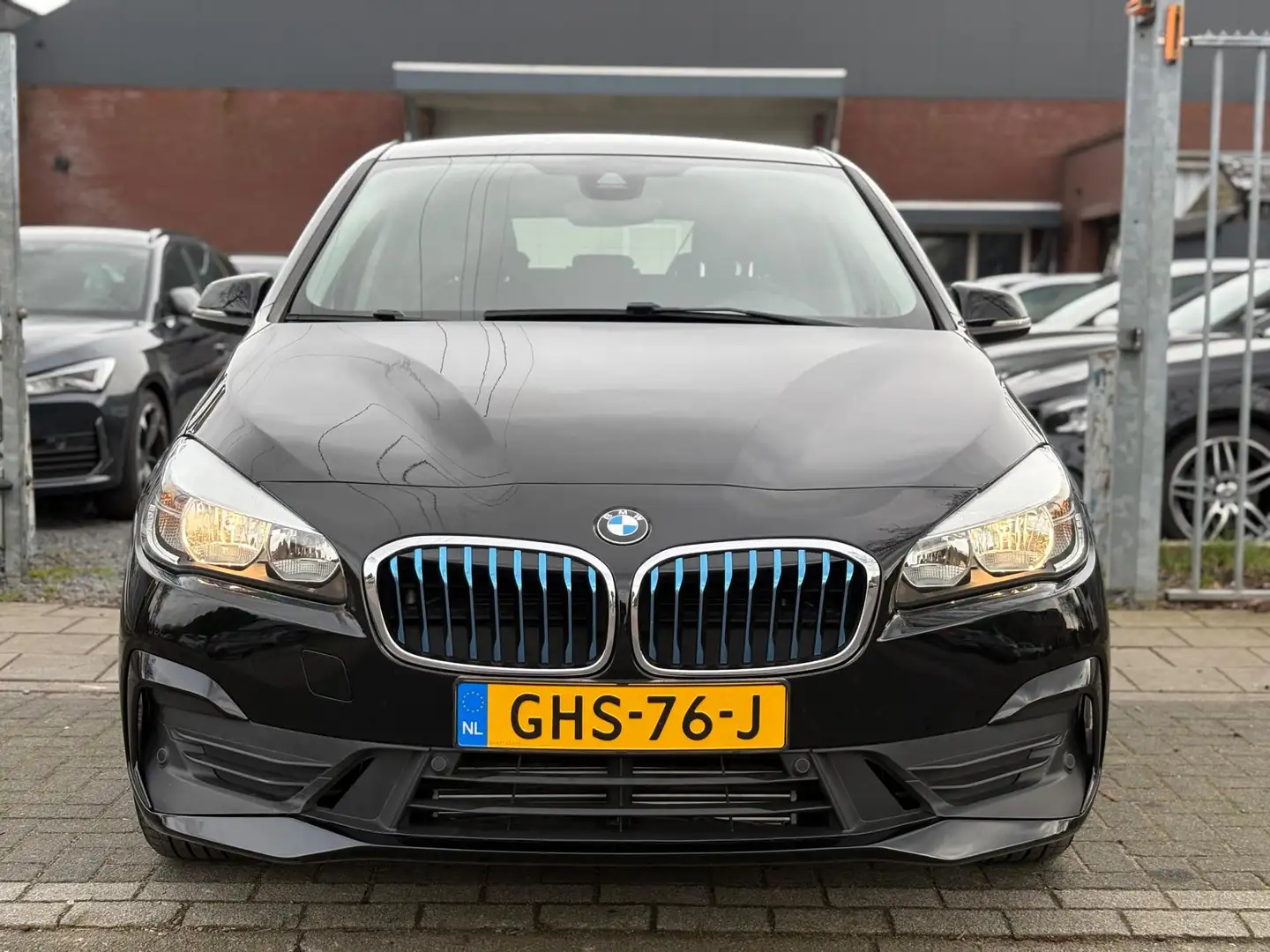 BMW 225 2-serie Active Tourer 225xe iPerformance Executive Zwart - 2