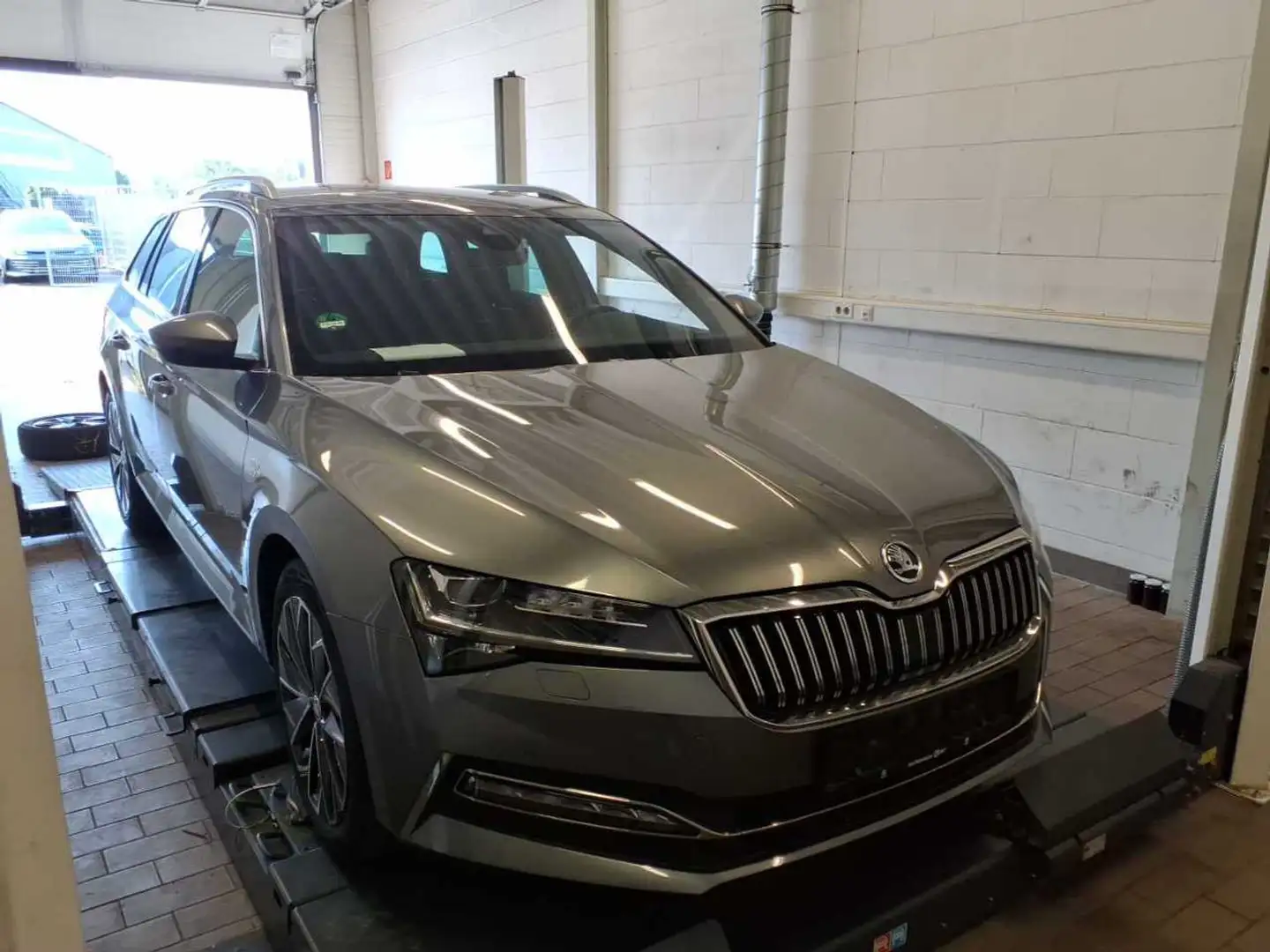Skoda Superb Combi 2.0 TDI DSG L&K*NAVI*ASSIST Grau - 2